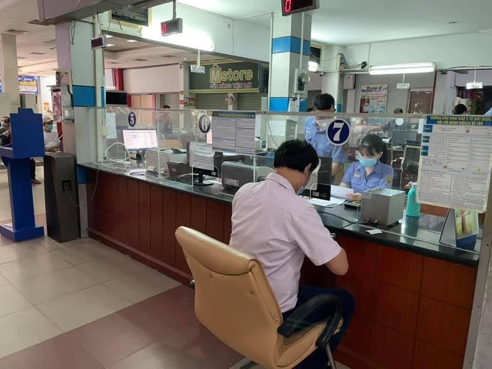 Khách hàng mua vé tàu sáng ngày 12/10 tại ga Sài Gòn