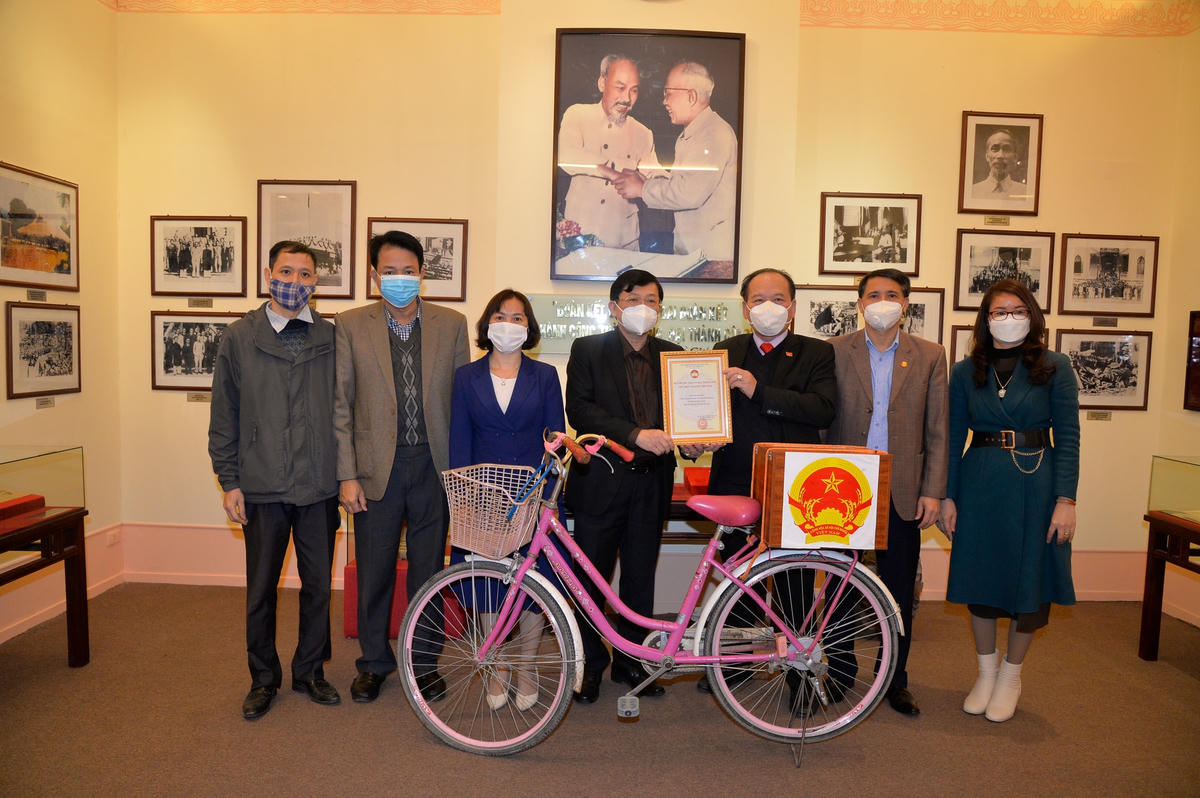Phó Chủ tịch Nguyễn Hữu Dũng tiếp nhận xe đạp và hòm phiếu từ Ủy ban MTTQ tỉnh Bắc Giang.