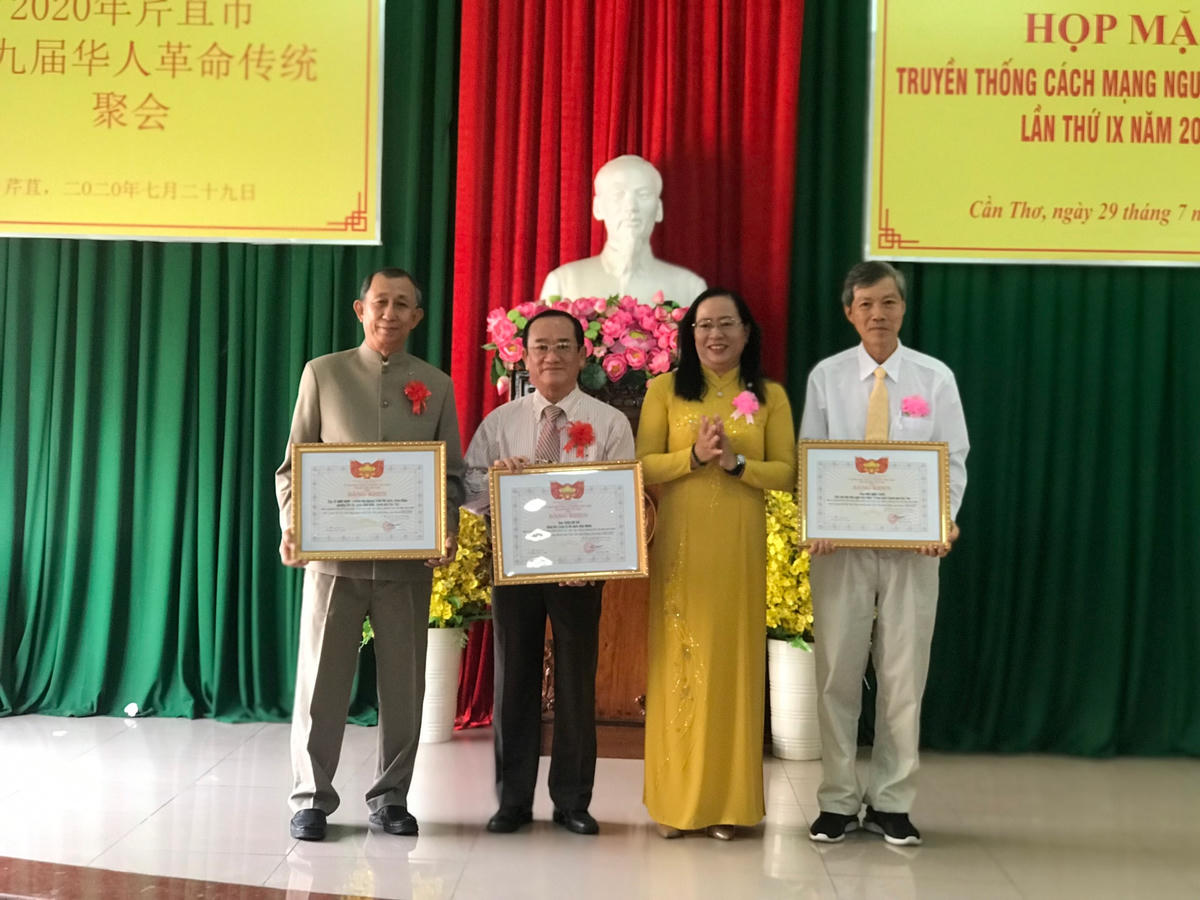 Bà Nguyễn Thị Thúy Hằng, Phó Chủ tịch MTTQ TP Cần Thơ trao Bằng khen cho các tập thể và các cá nhân.