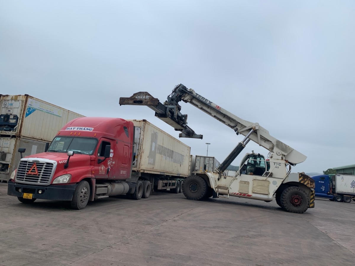 Các doanh nghiệp tiến hành hạ container để giải phóng xe tại Cảng ICD Thành Đạt.