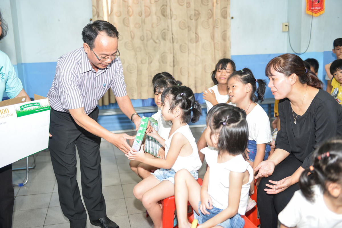 Các em nhỏ Làng Thiếu niên Thủ Đức hân hoan nhận sữa từ các đại biểu trong chương trình.