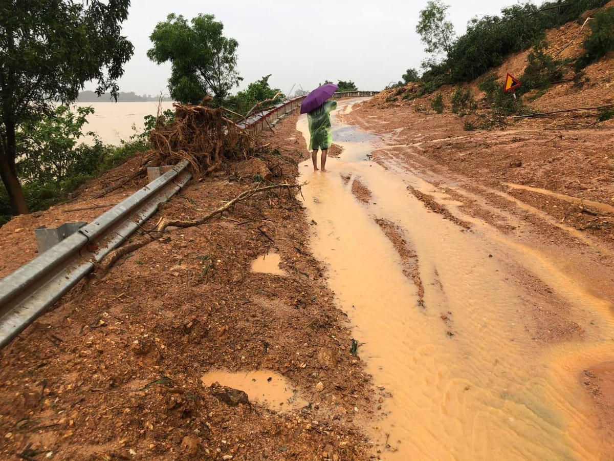 Trong khi đó, tuyến QL46 đoạn qua xã Ngọc Sơn, huyện Thanh Chương chưa thể thông tuyến vì hàng trăm ngàn khối đất đá của Rú Nguộc sạt lở xuống mặt đường từ đêm 29/10, ngày 30/10.