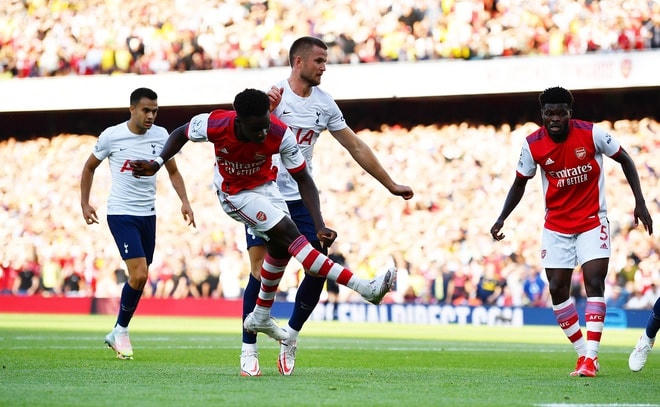 Bukayo Saka giúp Arsenal vươn lên dẫn 3-0 chỉ sau 34 phút thi đấu và trở thành cầu thủ trẻ thứ 2 trong lịch sử ghi bàn tại derby Bắc London .