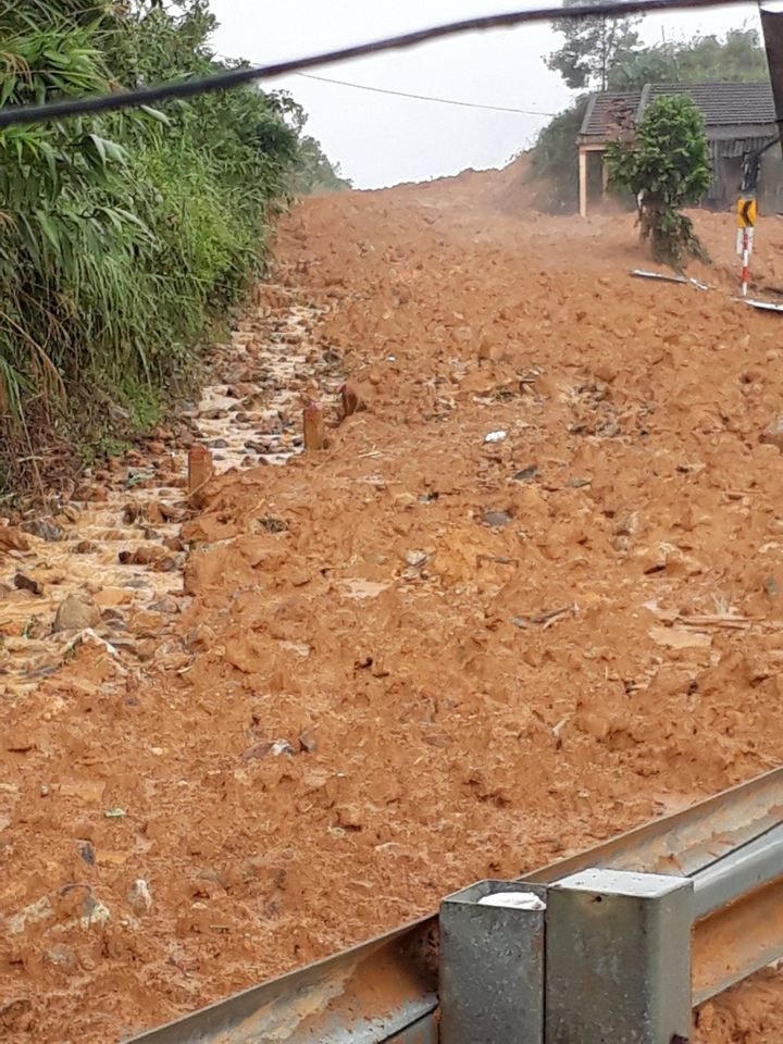 Sạt lở trên tuyến đường Trường Sơn Đông, đoạn qua thôn Ra Pân.