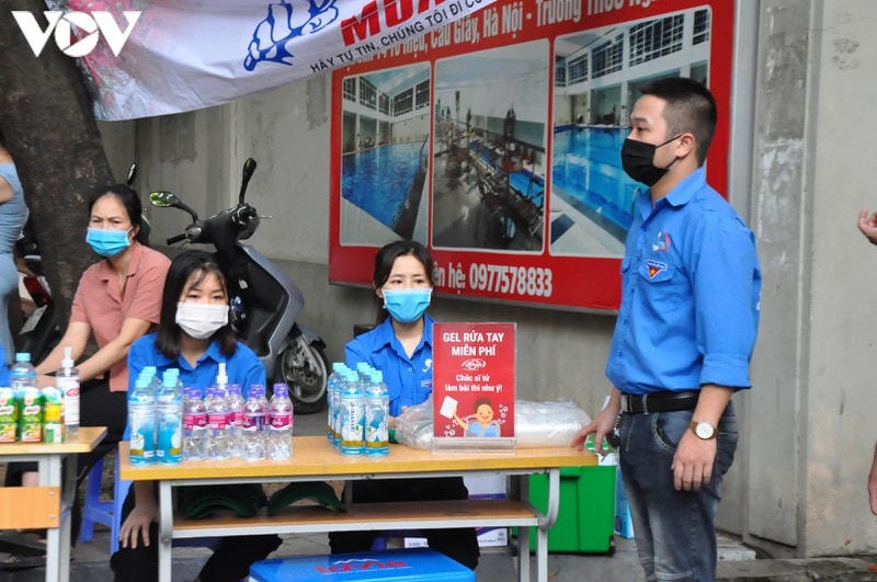 [ẢNH] Thí sinh Hà Nội tuân thủ đeo khẩu trang trong buổi thi đầu tiên