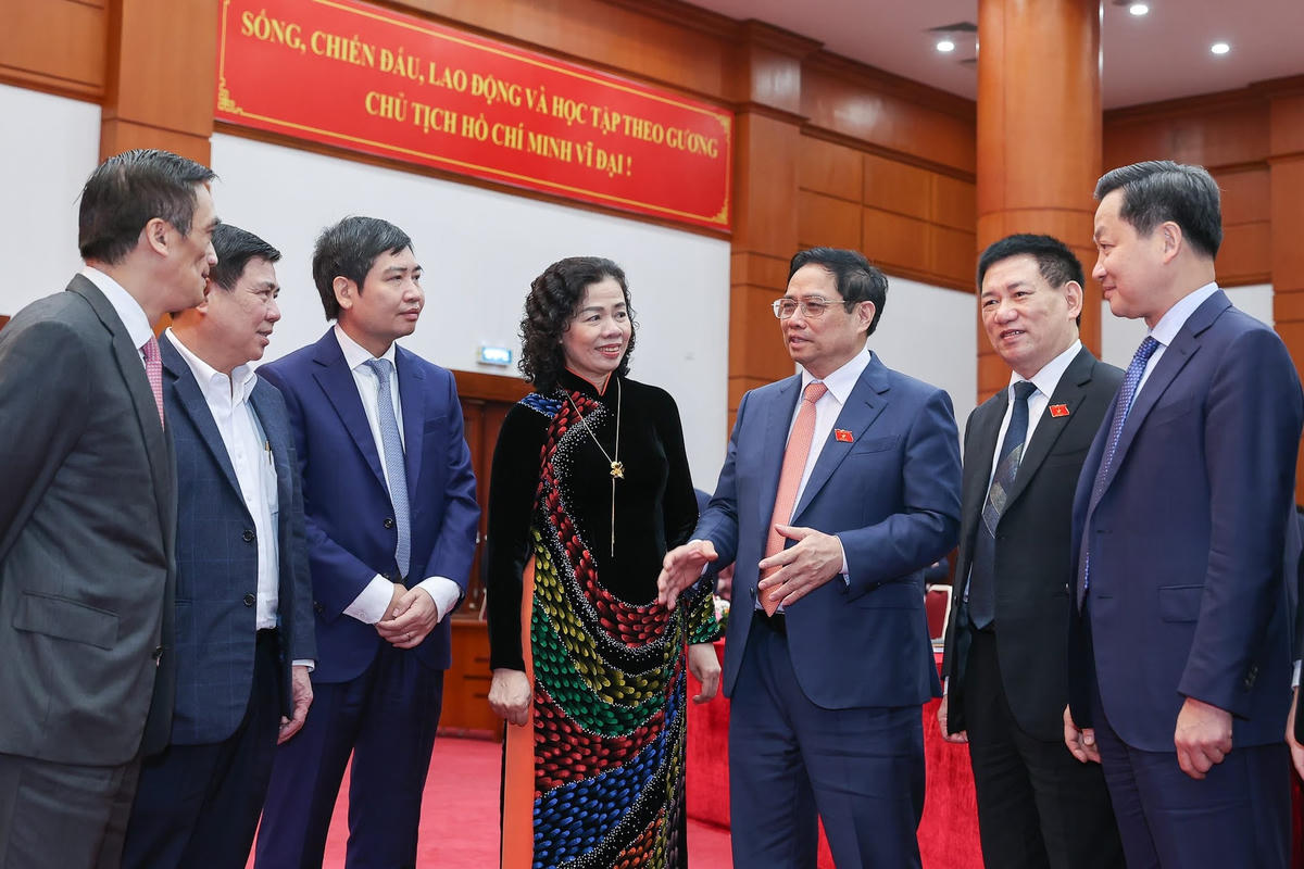 Thủ tướng Phạm Minh Chính trao đổi với lãnh đạo Bộ Tài chính.     Ảnh: VGP/Nhật Bắc