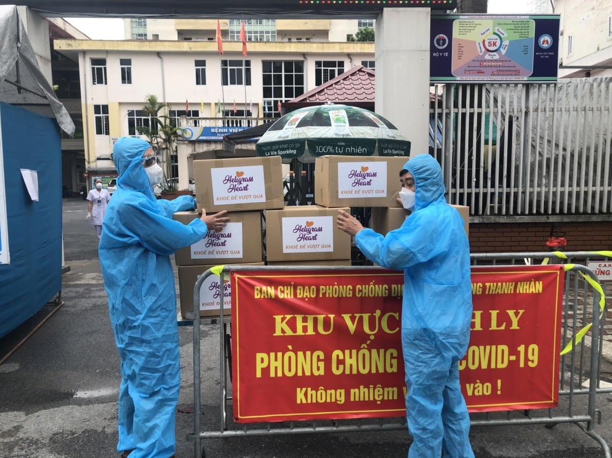 Đưa nước ủng hộ y bác sĩ, bệnh nhân, người nhà bệnh nhân tại Bệnh viện Phổi Hà Nội.