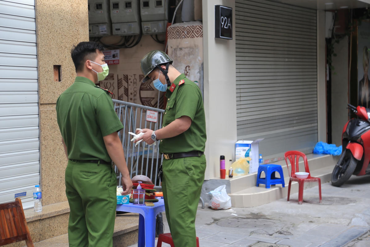 Nữ bệnh nhân L.Q.A. là trường hợp thứ 2 ở Hà Nội có liên quan đến 5 chuyên gia Trung Quốc ở Vĩnh Phúc và là bạn của nữ bệnh nhân B.T.H. trú tại chung cư Viễn Đông Star (Hoàng Mai).Đến 6h sáng ngày 3/5, các trường hợp F1 của bệnh nhân L.Q.A., trú tại 94 Bùi Thị Xuân, quận Hai Bà Trưng cũng cho kết quả âm tính.Rào chắn vẫn chưa gỡ bỏ để đảm bảo công tác phòng dịch.Cuộc sống của người dân trong ngõ cũng gặp nhiều xáo trộn.Tối 2/5, các nhân viên y tế đã phun khử khuẩn khu vực ngõ 94 Bùi Thị Xuân.