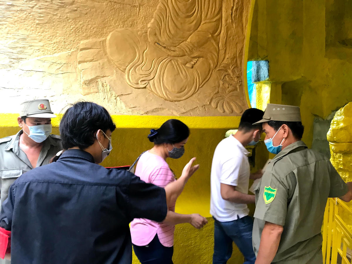 Người dân lần lượt xuống hầm.