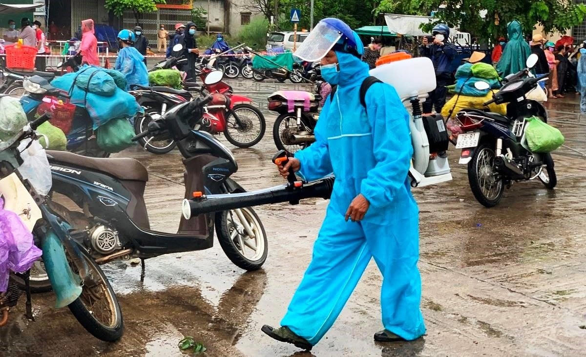 Phun thuốc khử trùng ở chợ đầu mối nông sản Quảng Ngãi.