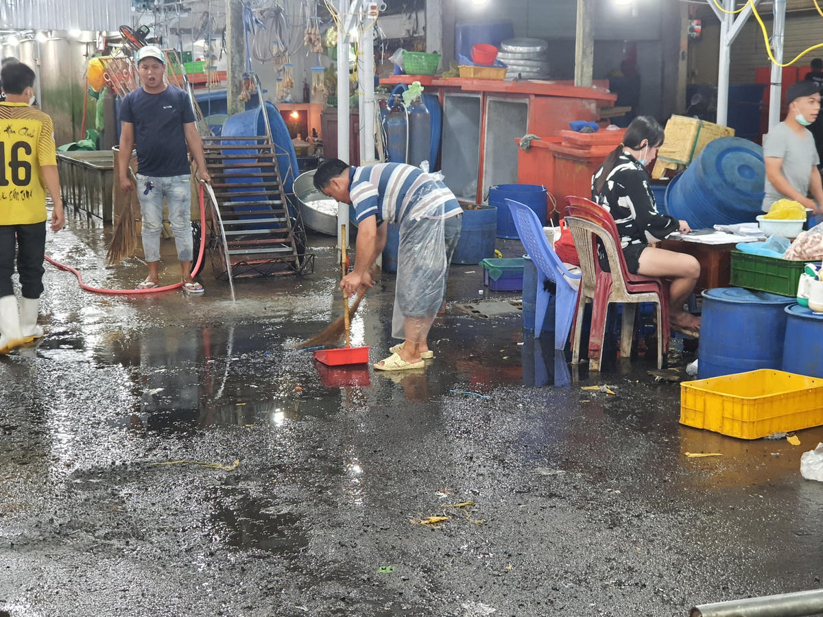 Nhiều lao động ở chợ cá vẫn miệt mài làm việc xuyên đêm.