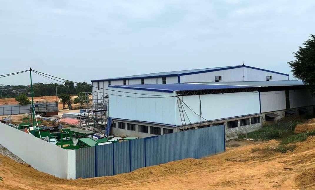 Nhà máy “khủng” không phép của Công ty TNHH xây dựng và đầu tư Thành Công trên đất rừng sản xuất.