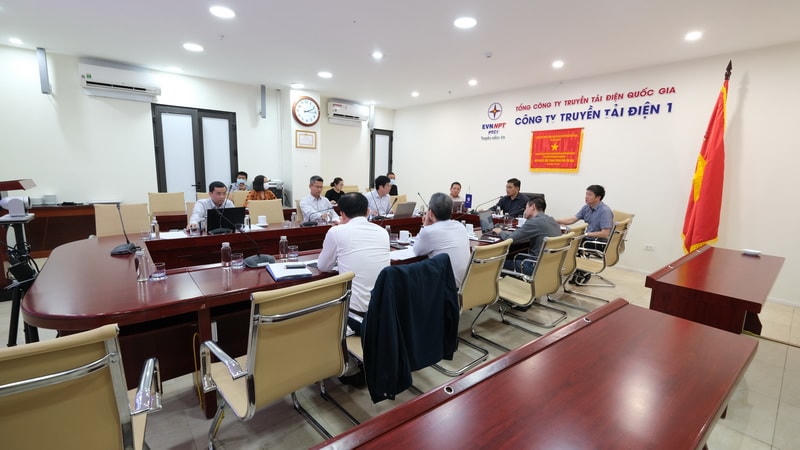 Việc Công ty truyền tải Điện 1 đính kèm chất thải nguy hại vào các lô phế liệu đem ra bán đấu giá có dấu hiệu trái quy định vi phạm quy định của Luật Đấu giá tài sản và các quy định pháp luật có liên quan về quản lý, sử dụng chất thải nguy hại.