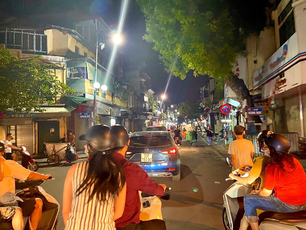 Theo ghi nhận của phóng viên Đại Đoàn Kết tối ngày 9/10, trên một tuyến đường ở phố cổ Hà Nội như Hàng Mã, Đồng Xuân,... lượng người đổ ra đường "như chưa hề có dịch".