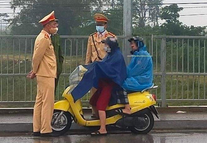 Lực lượng Công an can ngăn 2 mẹ con có ý định nhảy cầu vì người mẹ mâu thuẫn với chồng. 
