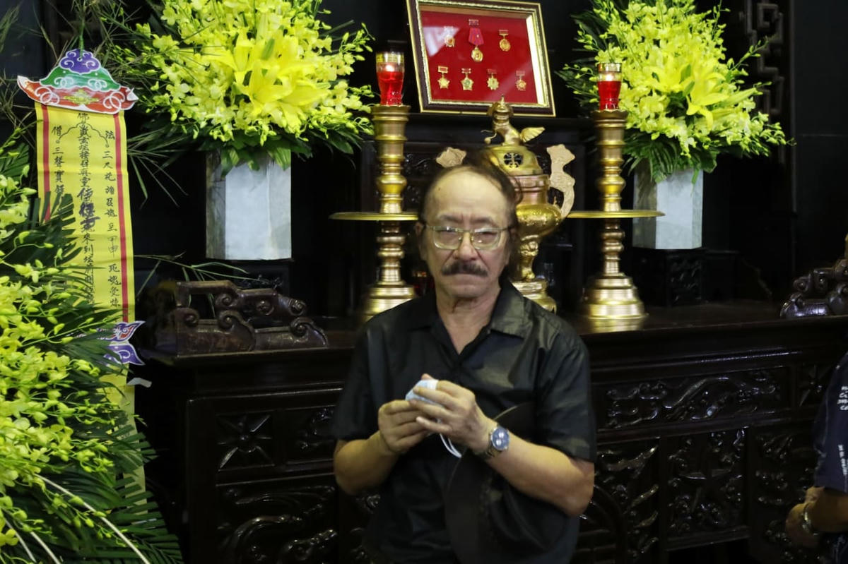 Nhạc sĩ Nguyễn Cường đến chia tay người bạn trong Bộ tứ Sông Hồng.