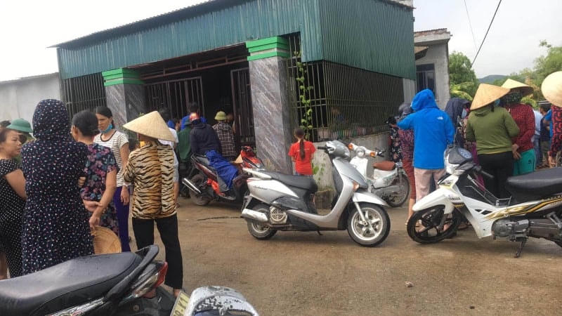 Rất đông người dân đến ứng cứu nhưng đứa con gái đầu 6 tuổi đã tử vong.