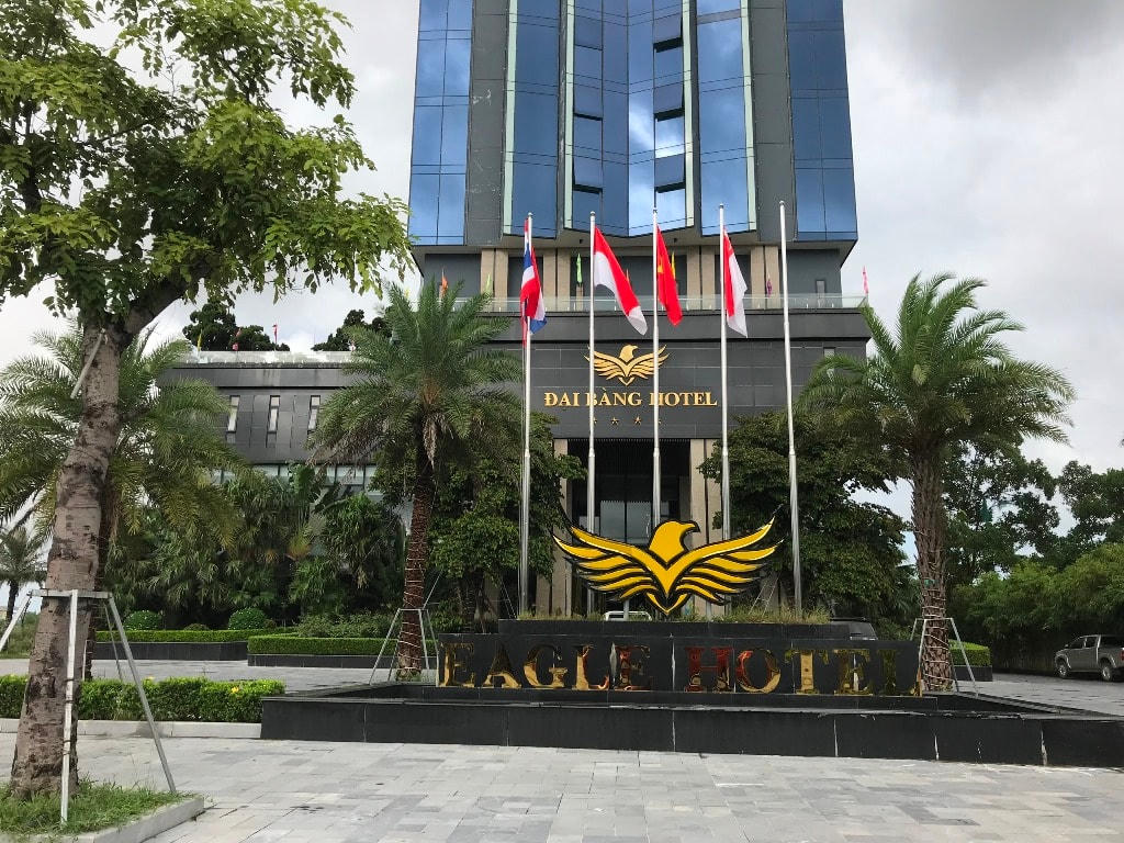 Khách sạn cũng vắng bóng người.