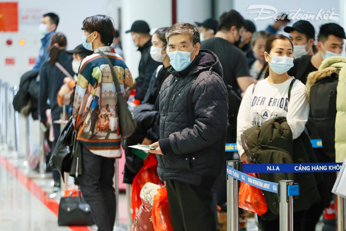 Công dân xếp hàng chờ làm thủ tục.
