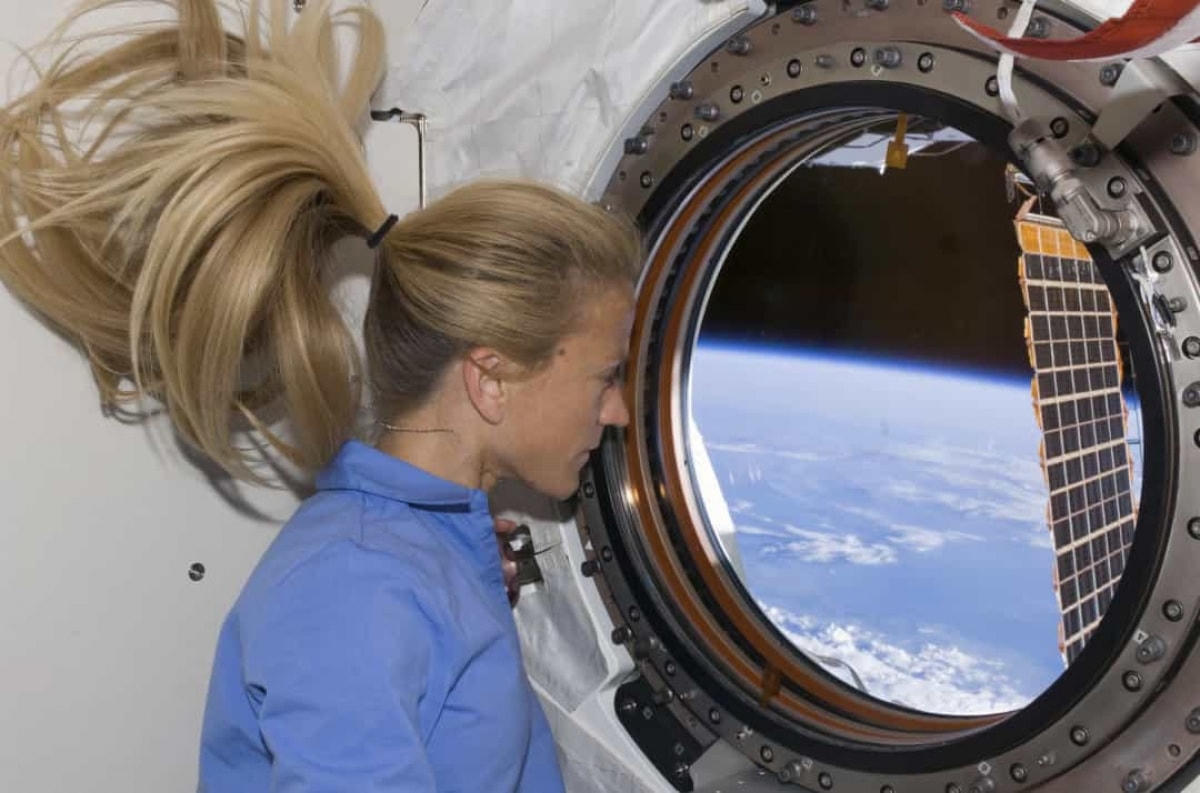 Phi hành gia của Cơ quan Vũ trụ Canada, đồng thời là cựu chỉ huy ISS Chris Hadfield thu lại bản cover bài hát Space Oddity của David Bowie khi ở trong không gian. Video năm 2013 này đã được chia sẻ rộng rãi và đến nay đã có hơn 49 triệu lượt xem trên YouTube.