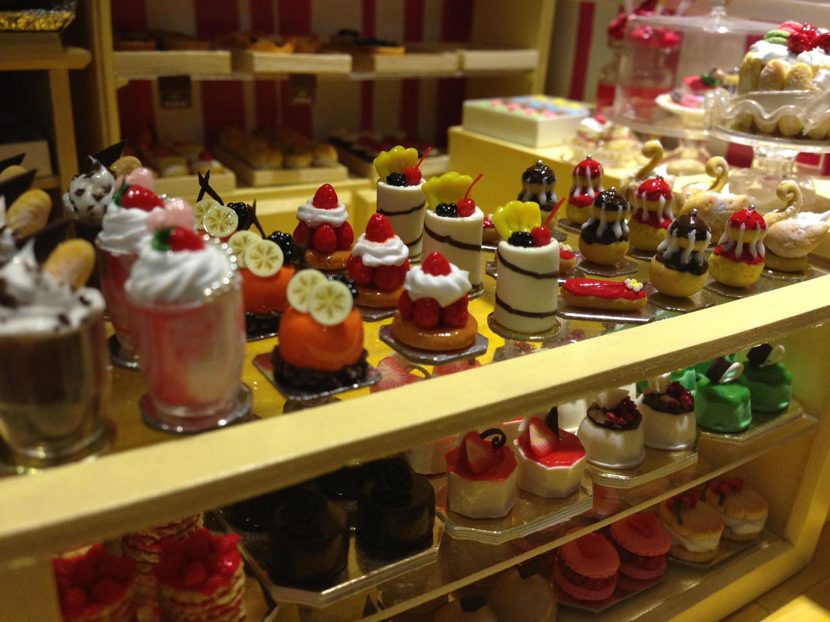 Những mô hình bánh ngọt do chị Quỳnh thực hiện. Ảnh: NVCC.