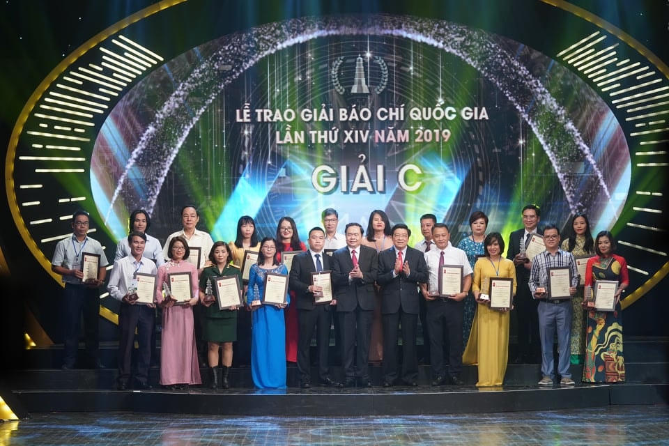 Chủ tịch UBTƯ MTTQ Việt Nam Trần Thanh Mẫn và Trưởng ban Nội chính Trung ương Phan Đình Trạc trao Giải C cho các tác giả đạt giải.