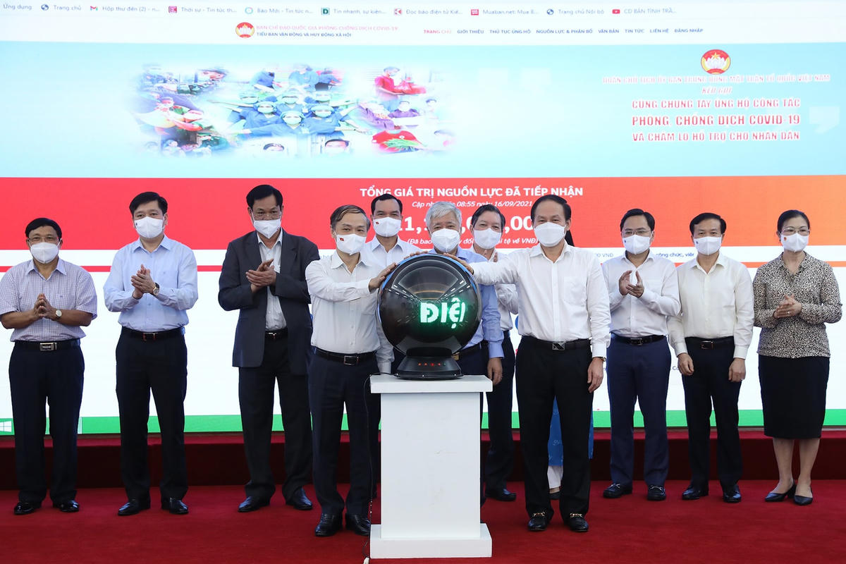 Chủ tịch Đỗ Văn Chiến và các đại biểu ra mắt Trang thông tin điện tử của Tiểu ban.