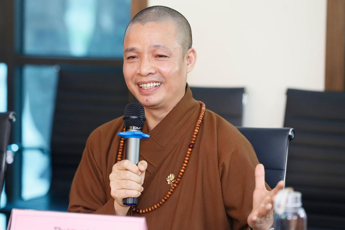 Thượng tọa Thích Minh Quang chia sẻ tại tọa đàm. Ảnh: Quang Vinh.
