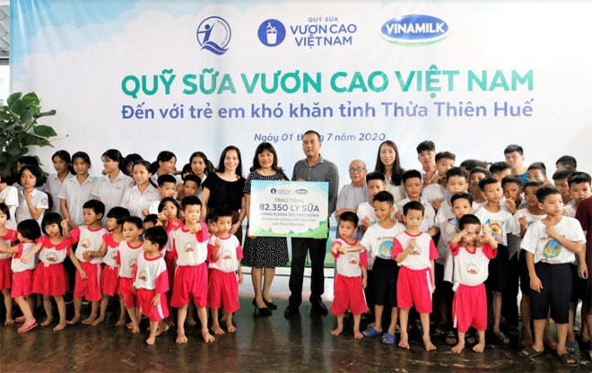 Bà Phan Minh Nguyệt, Phó Giám đốc Sở Lao động Thương binh và Xã hội Thừa Thiên - Huế tiếp nhận sữa của Quỹ sữa Vươn cao Việt Nam và Vinamilk.