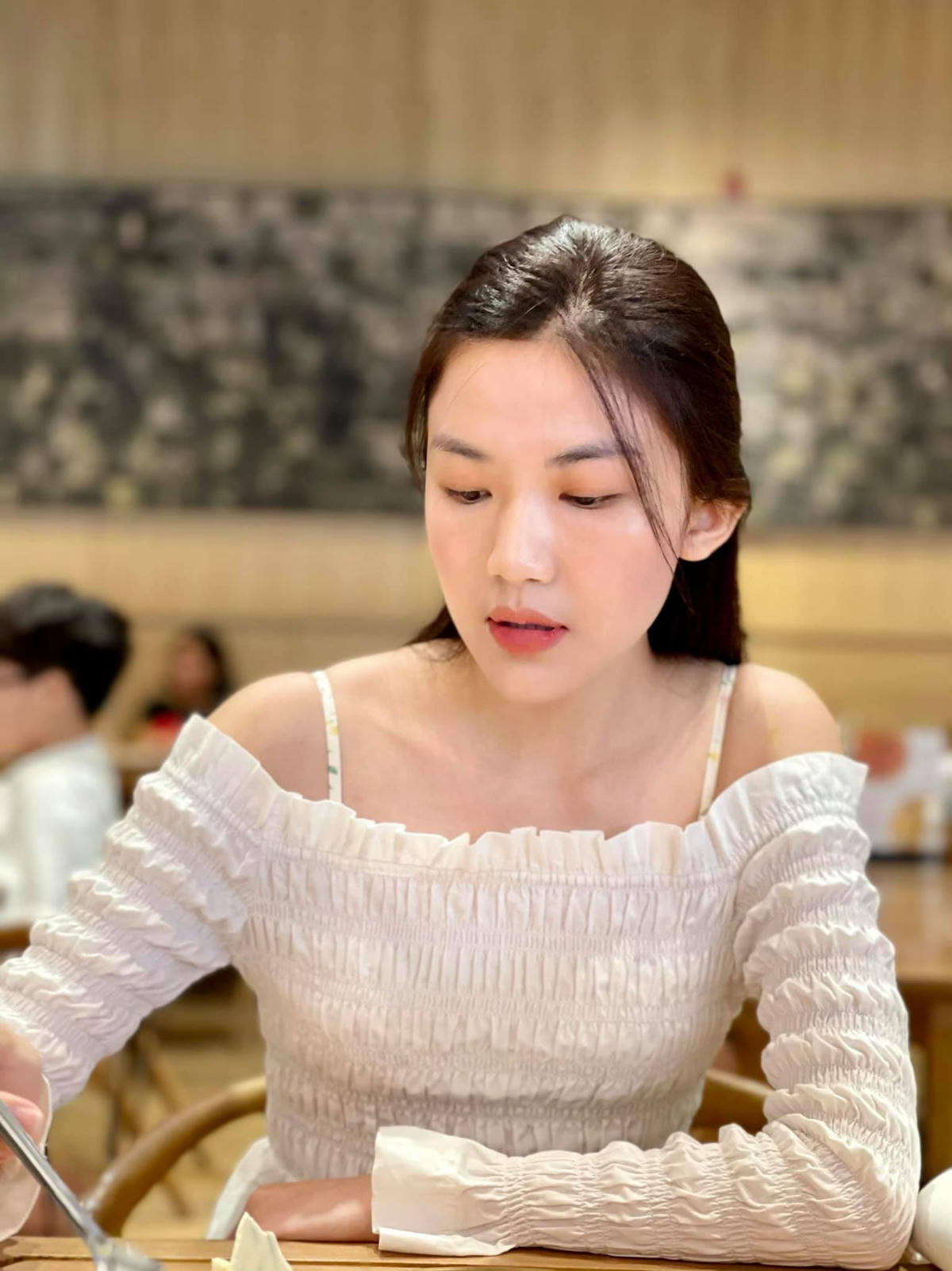 Dù mới tuổi 25 nhưng nữ diễn đã góp mặt trong hàng loạt bộ phim đình đám như: Cả một đời ân oán, Những cô gái trong thành phố, Sinh tử, Hoa hồng trên ngực trái…