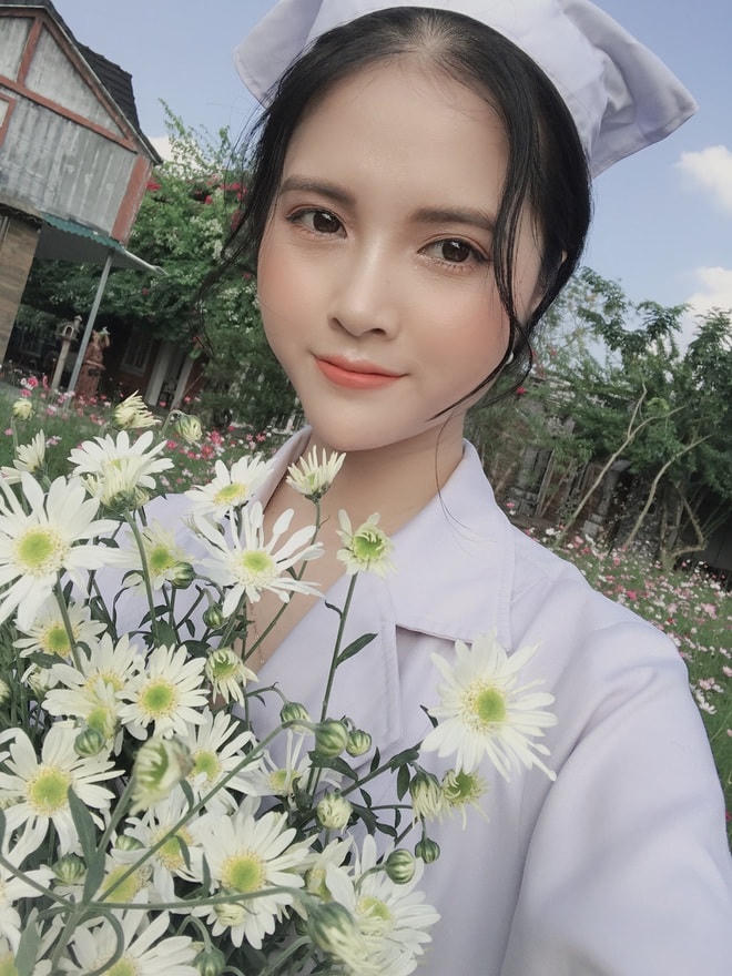 Nữ điều dưỡng xinh xắn Cao Thị Hạnh.  