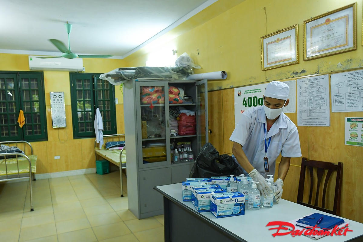 Nhân viên y tế chuẩn bị khẩu trang, nước khử khuẩn sẵn sàng cho kỳ thi. Ảnh: Quang Vinh.