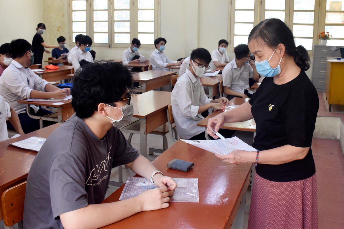 Cán bộ coi thi kiểm tra thông tin thí sinh tại Kỳ thi tốt nghiệp trung học phổ thông năm 2021.