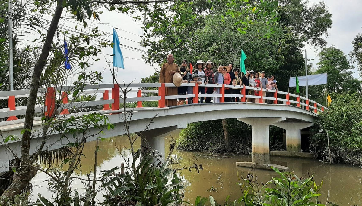 Chiếc cầu nông thôn khang trang được trao cho người dân xã Đông Phước, huyện Châu Thành.