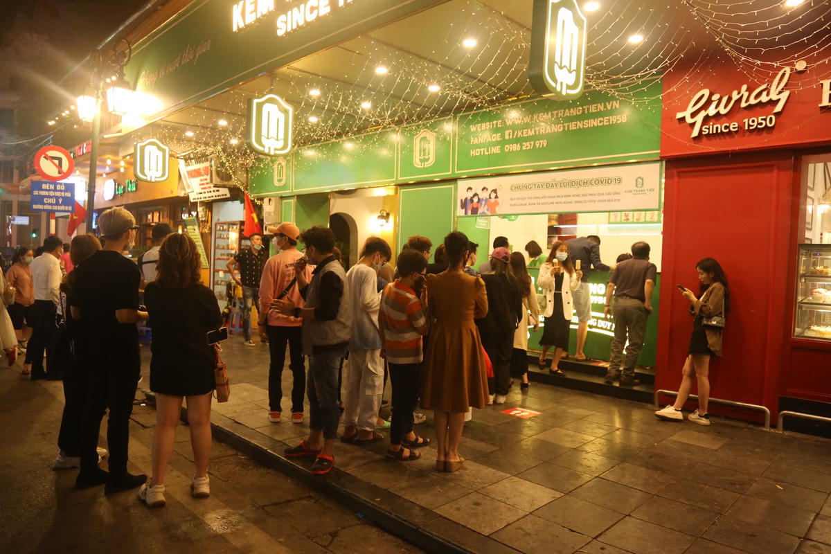 Quầy kem Tràng Tiền rất đông người ghé thưởng thức. Ảnh: Lan Anh. 