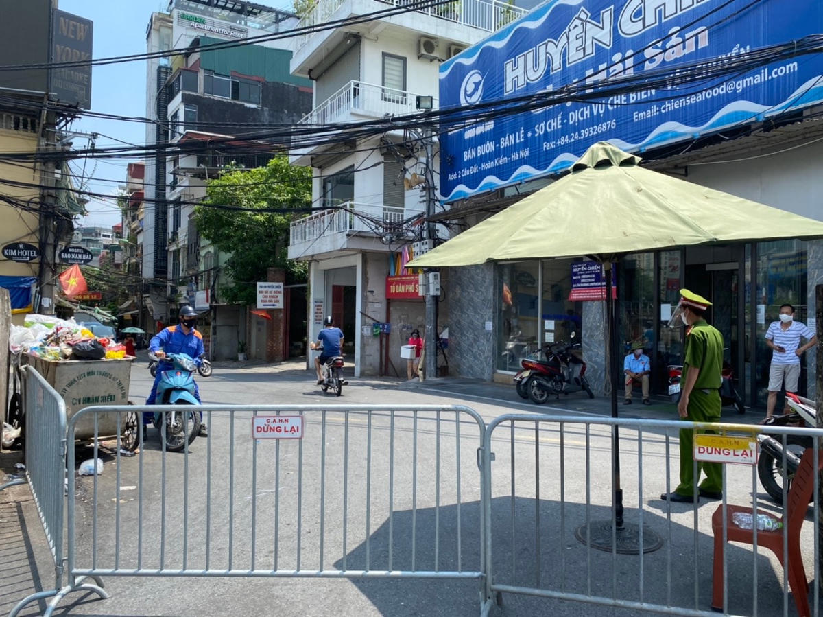 Cận cảnh vùng cách ly y tế phường Chương Dương, quận Hoàn Kiếm, Hà Nội