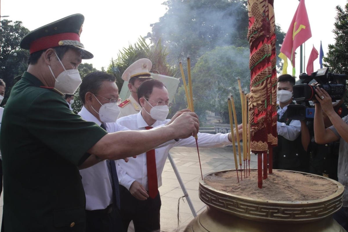 Đoàn lãnh đạo Thành ủy - HĐND - UBND - UBMTTQVN TP Thủ Đức đã đến viếng và dâng hương tại các nghĩa trang liệt sĩ, các địa chỉ đỏ, các di tích lịch sử trên địa bàn TP Thủ Đức.