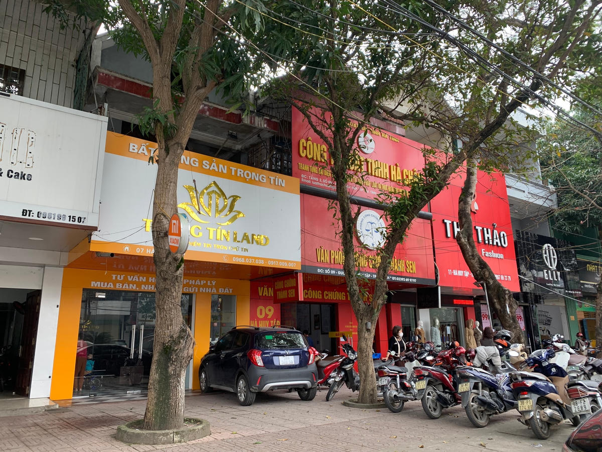 Ngay cạnh Văn phòng công chứng Thành Sen ở đường Hà Huy Tập, TP Hà Tĩnh là một công ty BĐS mới toanh.