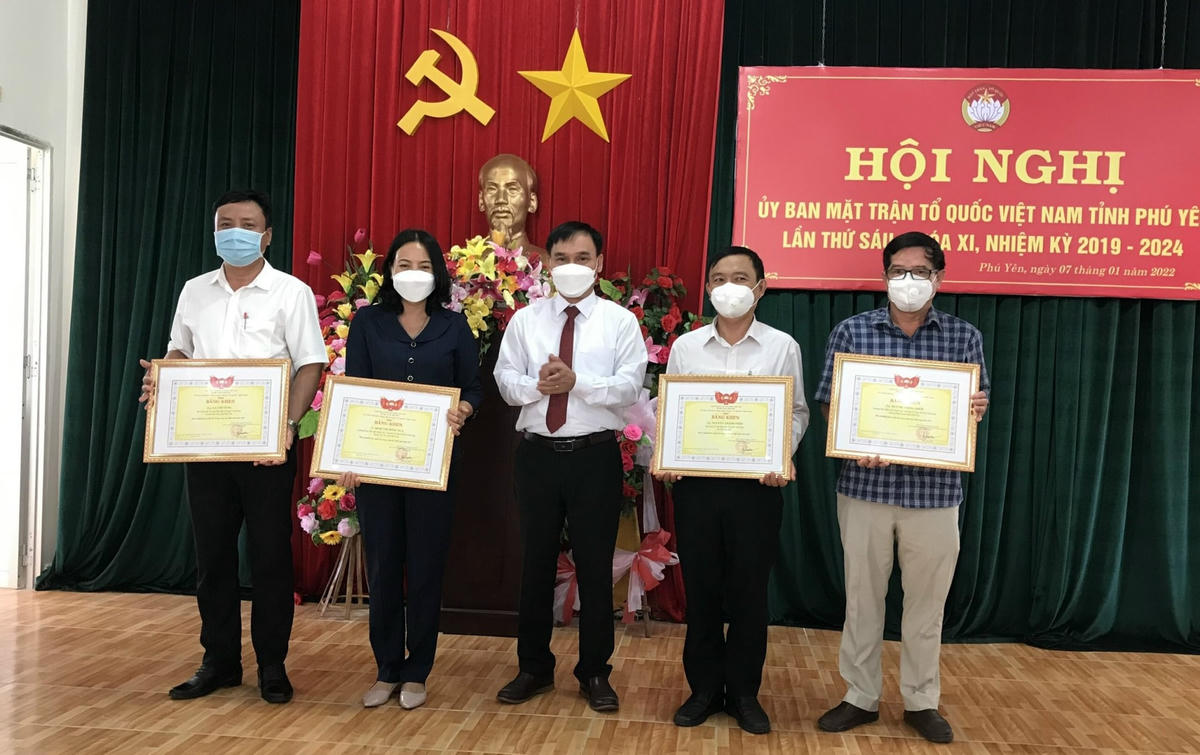 Ông Nguyễn Quốc Hoàn, Chủ tịch Ủy ban MTTQ Việt Nam Tỉnh Phú Yên, tặng Bằng khen của UBTƯ MTTQ Việt Nam cho cá nhân và tập thể có thành tích xuât sắc trong công tác Mặt trận năm 2021.
