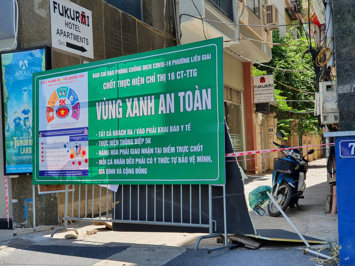 Tại phường Liễu Giai, những tấm biển "Vùng xanh an toàn" được thiết kế trên khổ lớn, kiêm luôn chức năng của rào chắn.