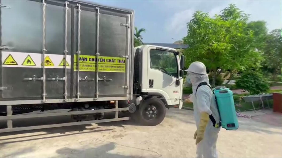 Đến đâu thu gom rác thải y tế, xe thu gom cũng được khử khuẩn. Nhân viên theo xe được đo thân nhiệt.