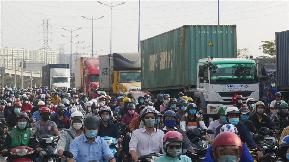 Ùn tắc kẹt xe tại xa lộ Hà Nội ở TP Thủ Đức.