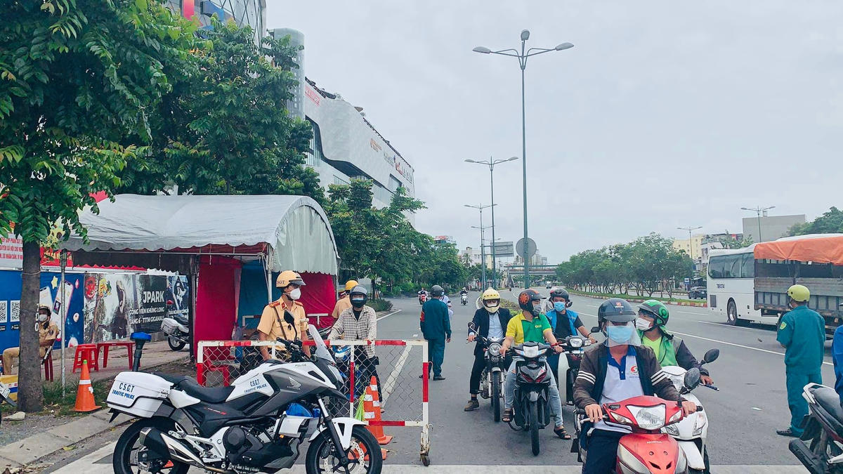 Cứng nhắc trong kiểm soát giấy đi đường là một trong những nguyên nhân gây ách tắc tại một số trạm kiểm soát liên tỉnh. Ảnh: Sỹ Hưng.
