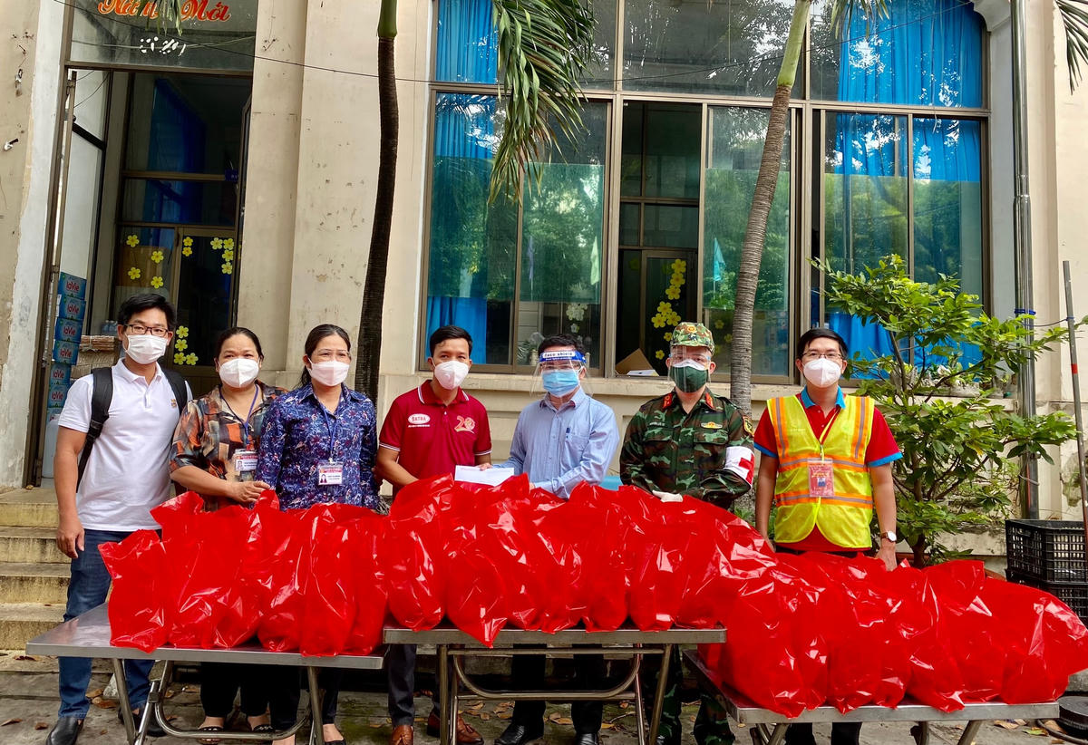 Sáng ngày 21/9, Quận đoàn quận 3 phối hợp Báo Đại Đoàn Kết trao tặng 40 phần quà (gồm bánh trung thu, tiền mặt) cho các em thiếu nhi có hoàn cảnh khó khăn, có người thân trong gia đình mất vì dịch Covid-19. Ảnh: Nguyên Vũ.