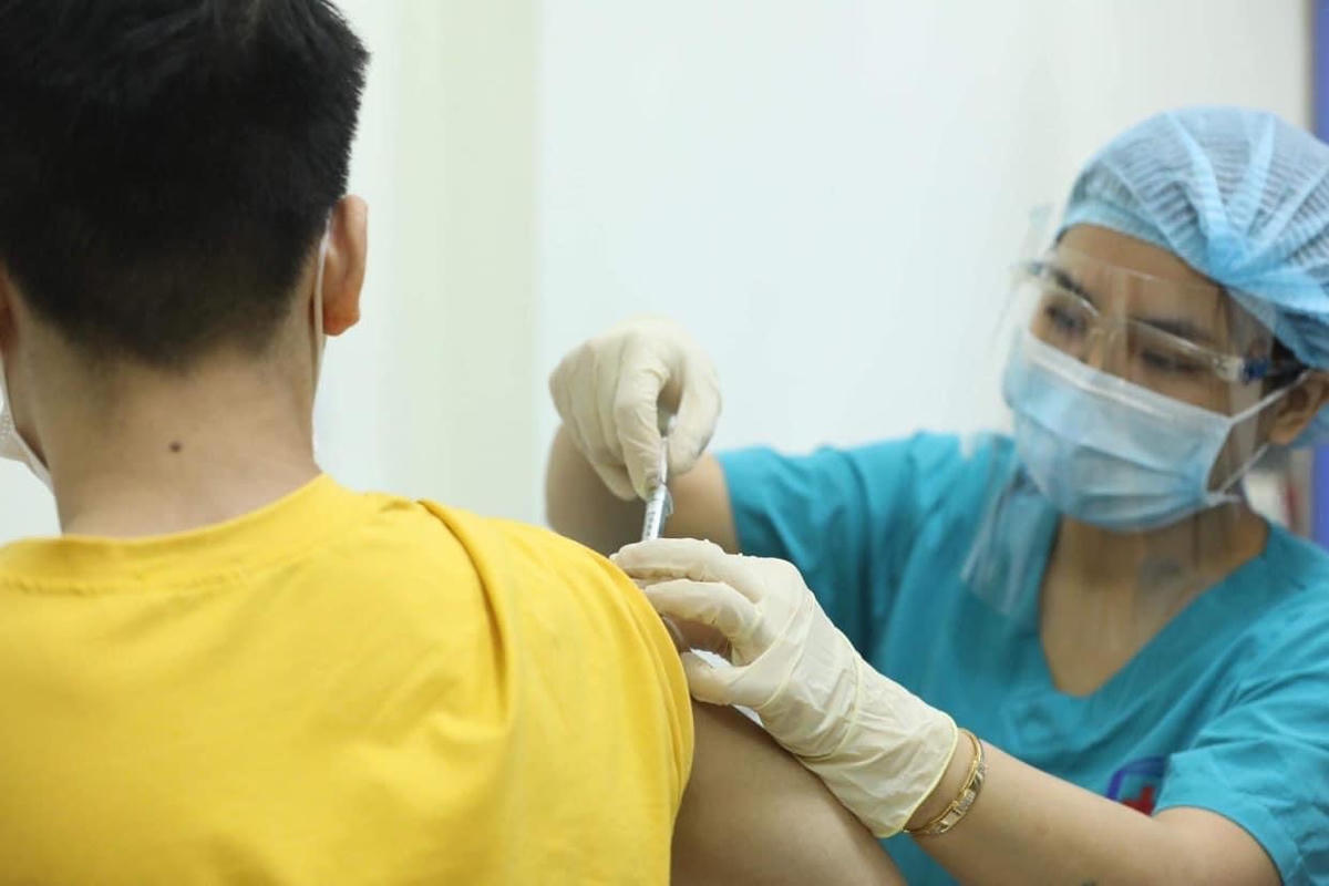 Một tình nguyện viên được tiêm thử nghiệm vaccine ARCT-154. Ảnh: Nguyễn Quyết.