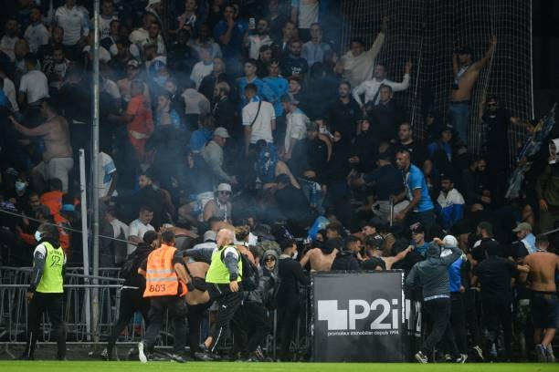 Khán giả giải Ligue 1 lần thứ 3 gây hỗn loạn từ khi Messi đến thi đấu