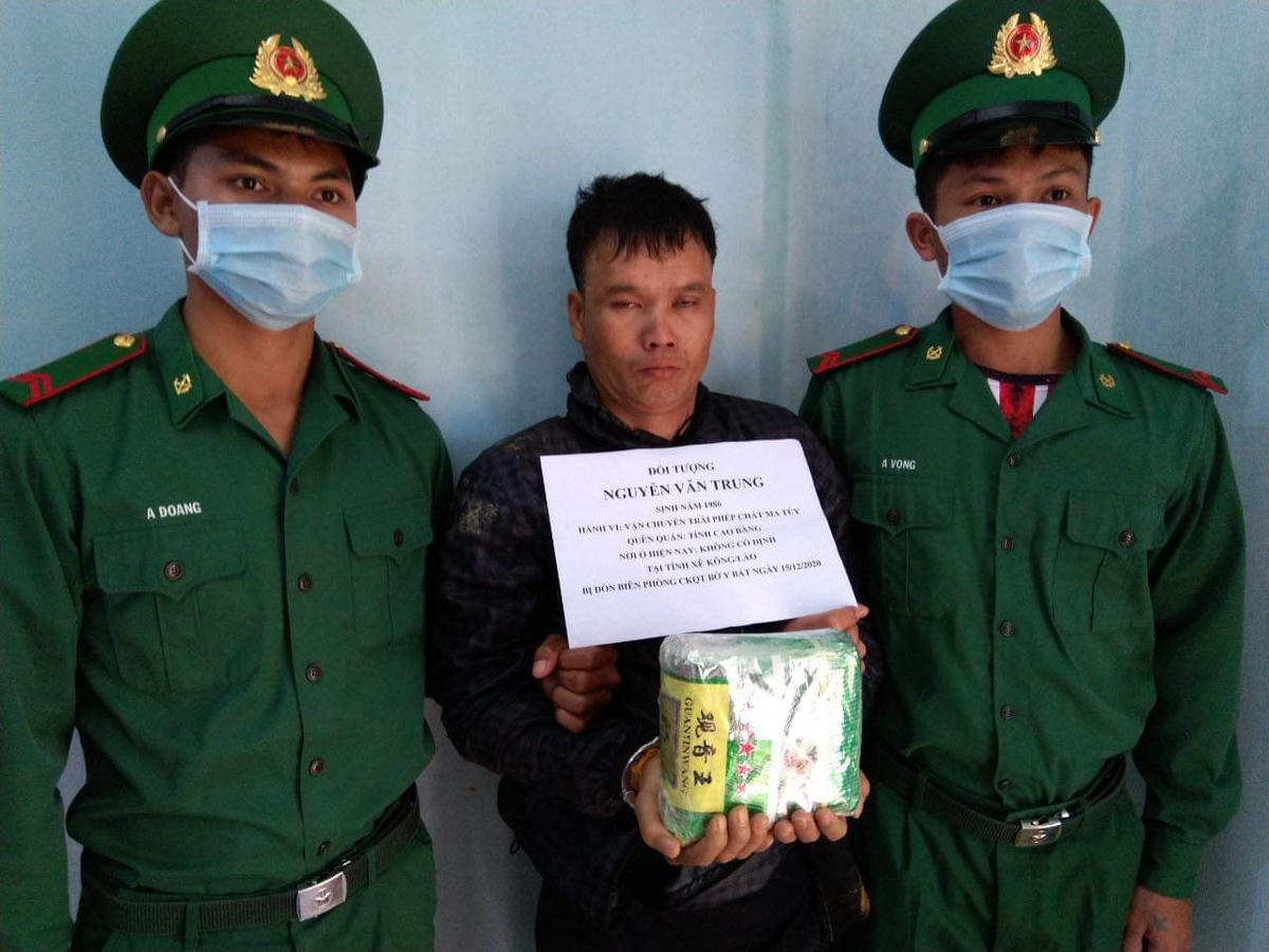 Đối tượng Nguyễn Văn Hùng (tên thường gọi Nguyễn Văn Trung) bị bắt khi đang vận chuyển 1kg ma túy.