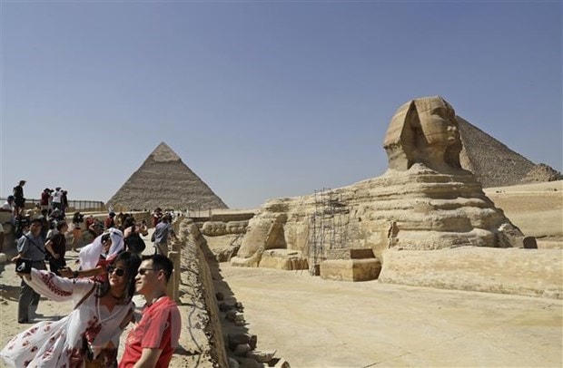 Khách du lịch thăm quan khu vực Tượng Nhân sư ở ngoại ô thủ đô Cairo, Ai Cập thời điểm chưa xuất hiện Covid-19. (Ảnh: AFP/TTXVN).