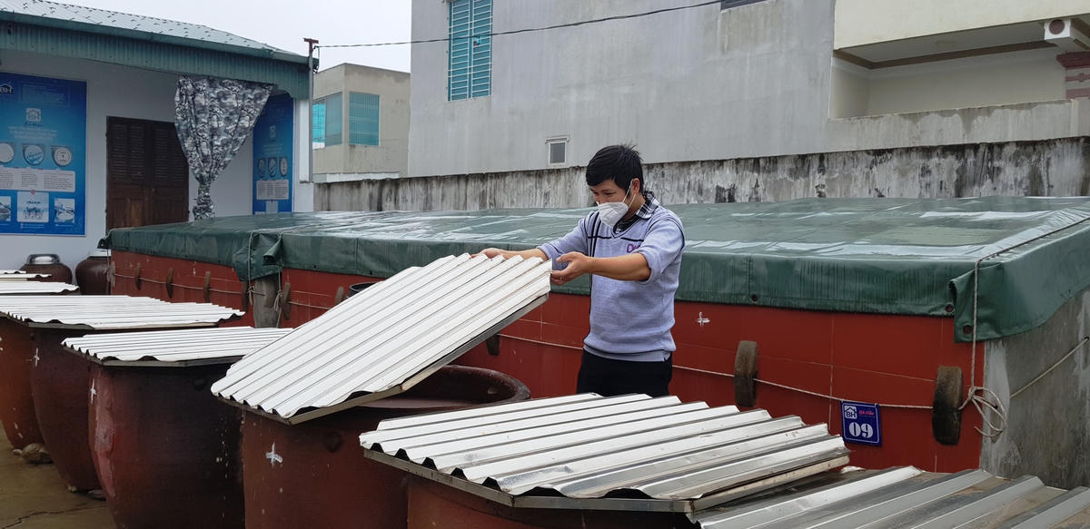 Anh Nguyễn Minh Đạo - con trai bà Hảo cho biết: Lúc nào trong xưởng sản xuất cũng có từ 60 đến 80 tấn mắm ủ chượp với sản lượng tiêu thụ khoảng 2.000 lít nước mắm/tháng. Vào thời gian cao điểm như dịp giáp Tết, sản lượng tiêu thụ tăng lên khoảng 3.000 đến 4.000 lít/tháng, mang lại doanh thu bình quân cho gia đình bà Hảo khoảng từ 50 - 70 triệu đồng/tháng.