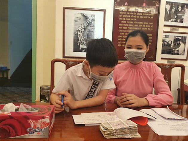 Trong đợt dịch bùng phát năm 2020, có những em học sinh chắt chiu từng đồng tiền nhỏ bé ủng hộ cuộc chiến chống Covid-19.
